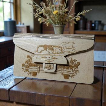 Preview: „Holzumschlag mit Gravur, geschlossen dargestellt“